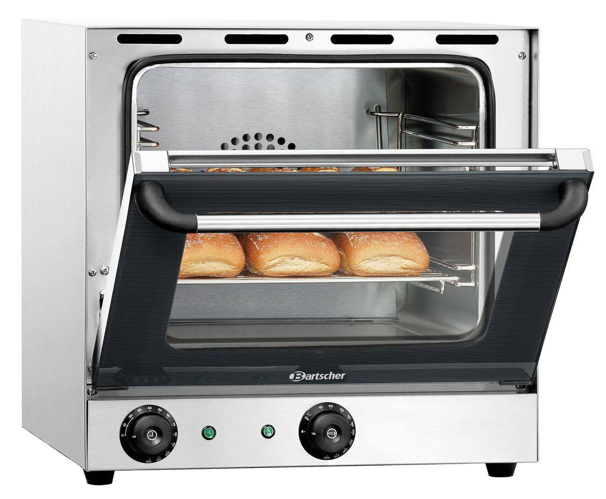 Edelstahlofen mit offener Tür. Innen drei Brötchen auf einem Rost.