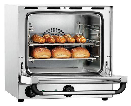 Ofen mit offener Tür, zeigt Brot und Croissants auf Rosten.