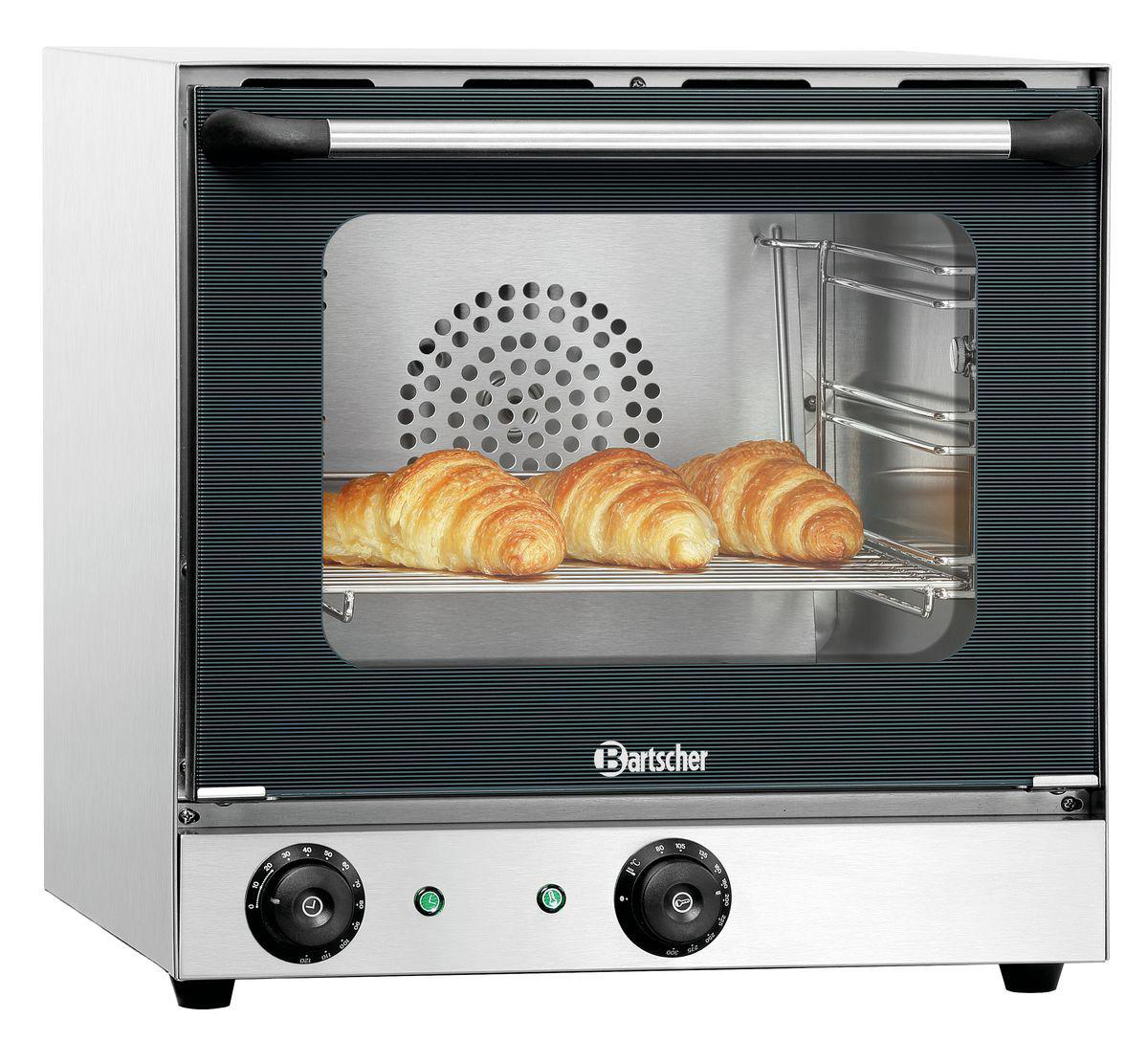 Ein Ofen mit drei Croissants darin. Der Ofen ist silberfarben, mit einer schwarzen Tür und Knöpfen. Die Croissants sind goldbraun.