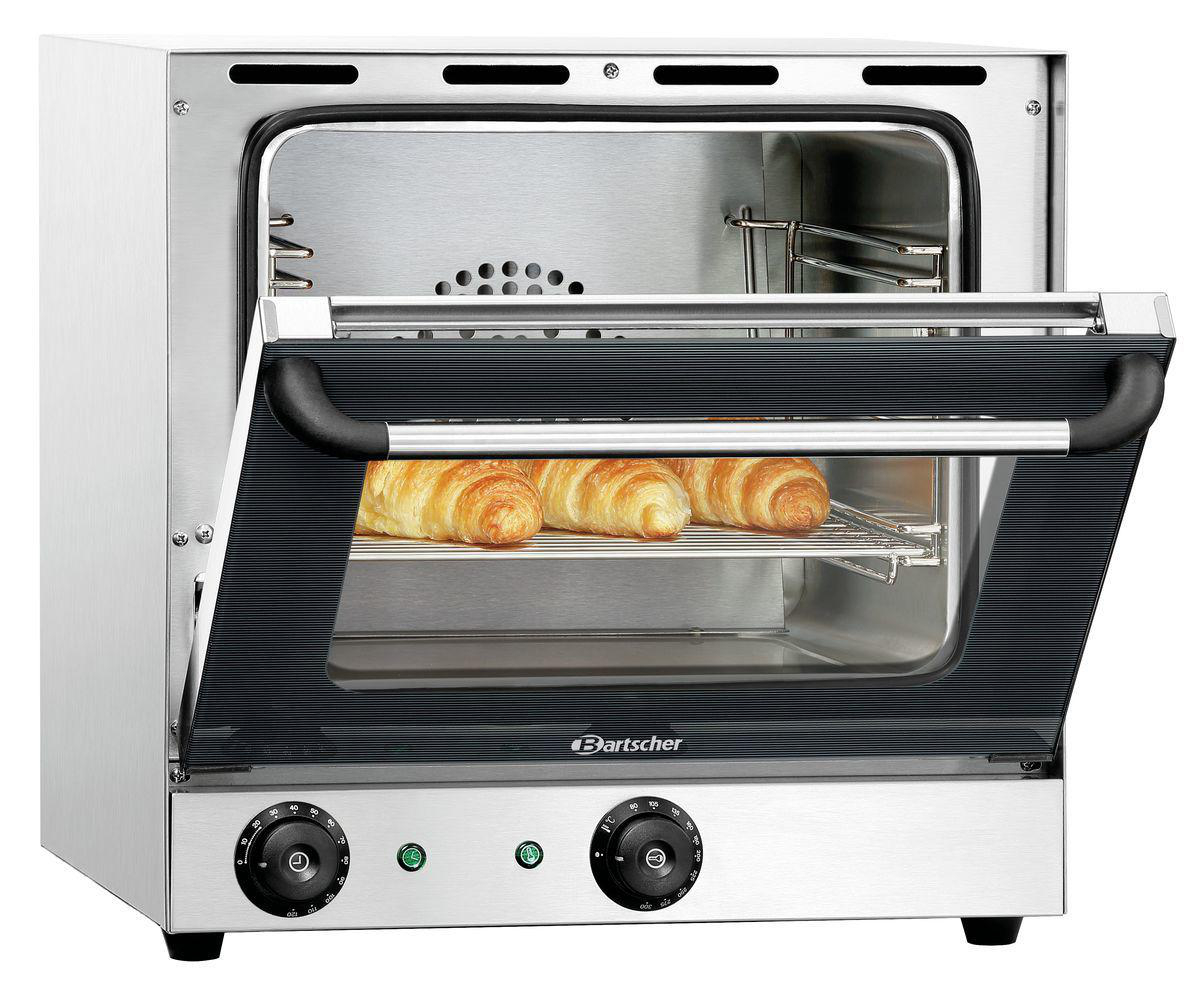 Ein offener Edelstahlbackofen mit drei Croissants. Bedienelemente und ein schwarzer Griff sind sichtbar.