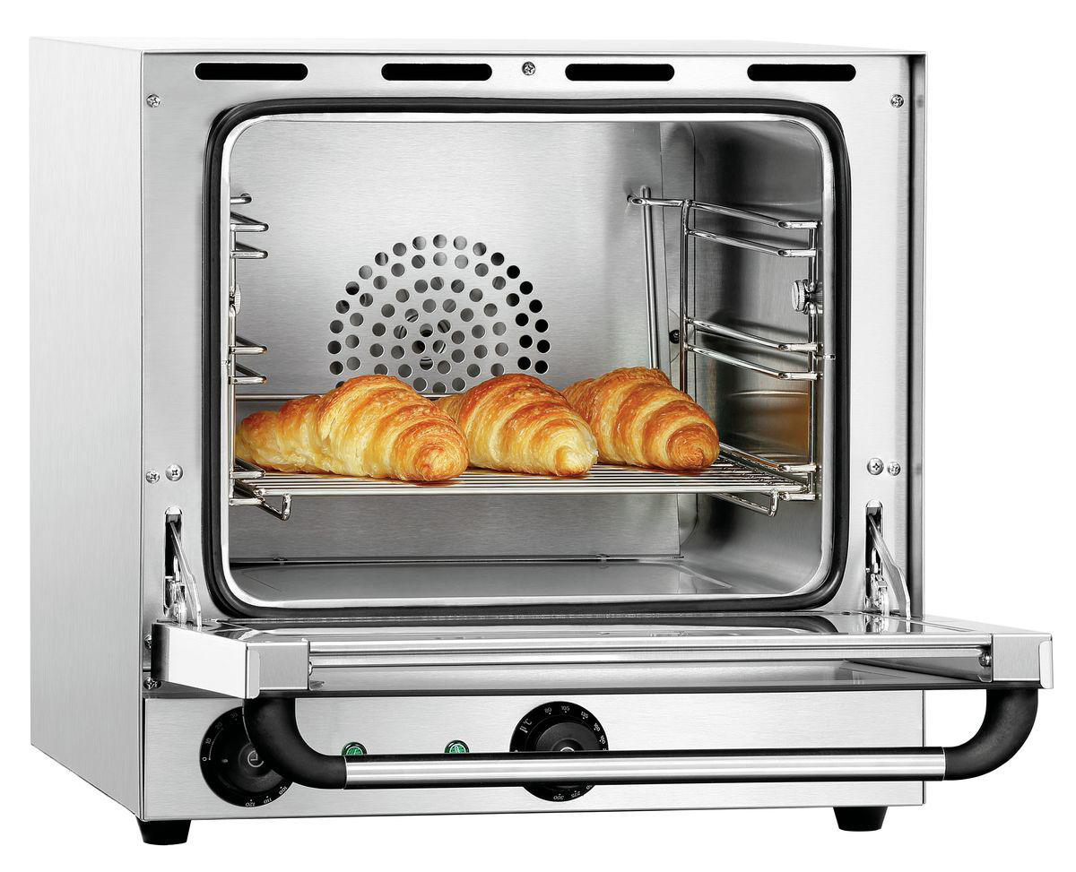 Ein offener Edelstahlbackofen mit drei Croissants auf einem Rost. Die Backofentür ist geöffnet und gibt den Innenraum frei.