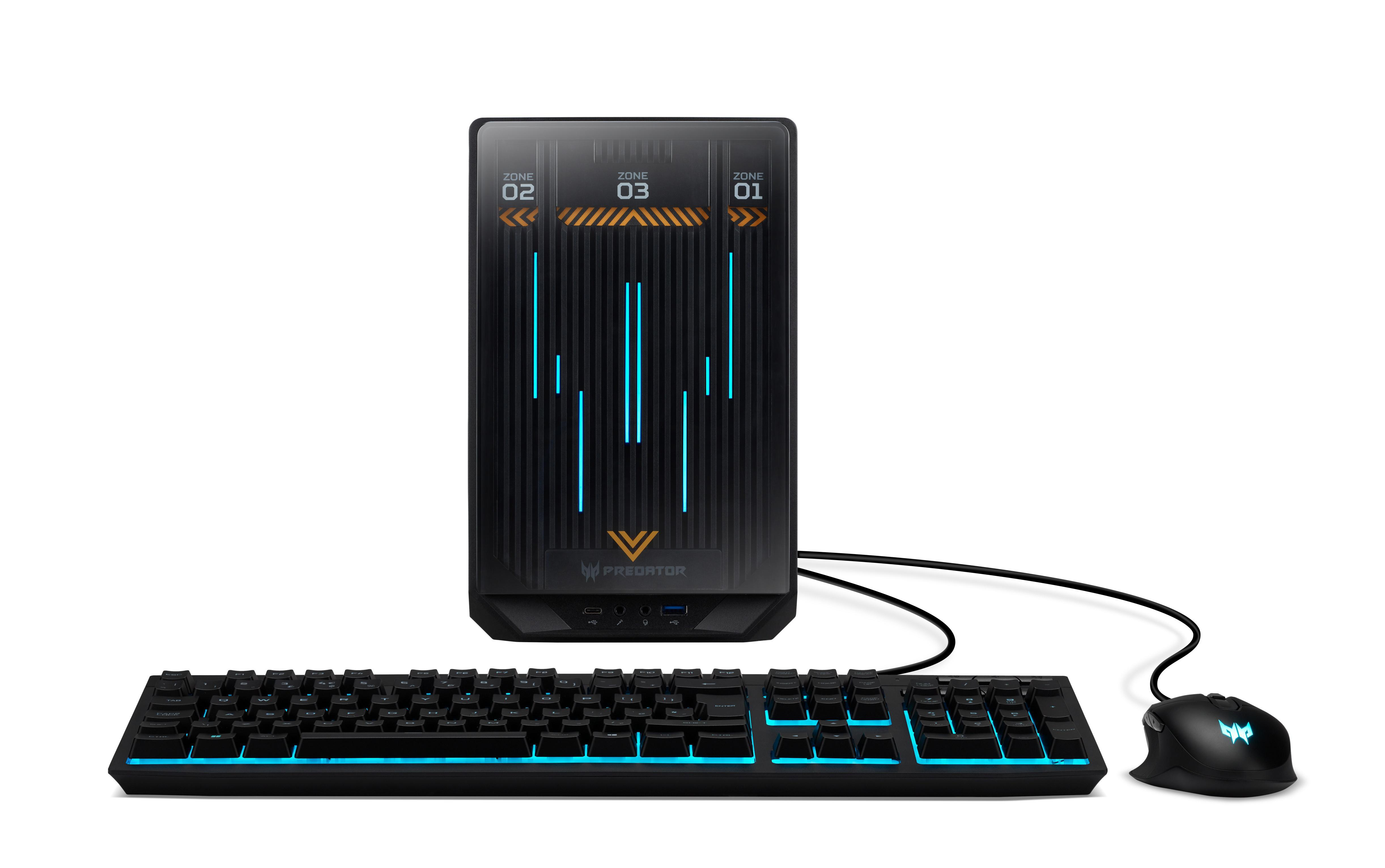 Gaming-PC mit Tastatur und Maus auf weißem Hintergrund.