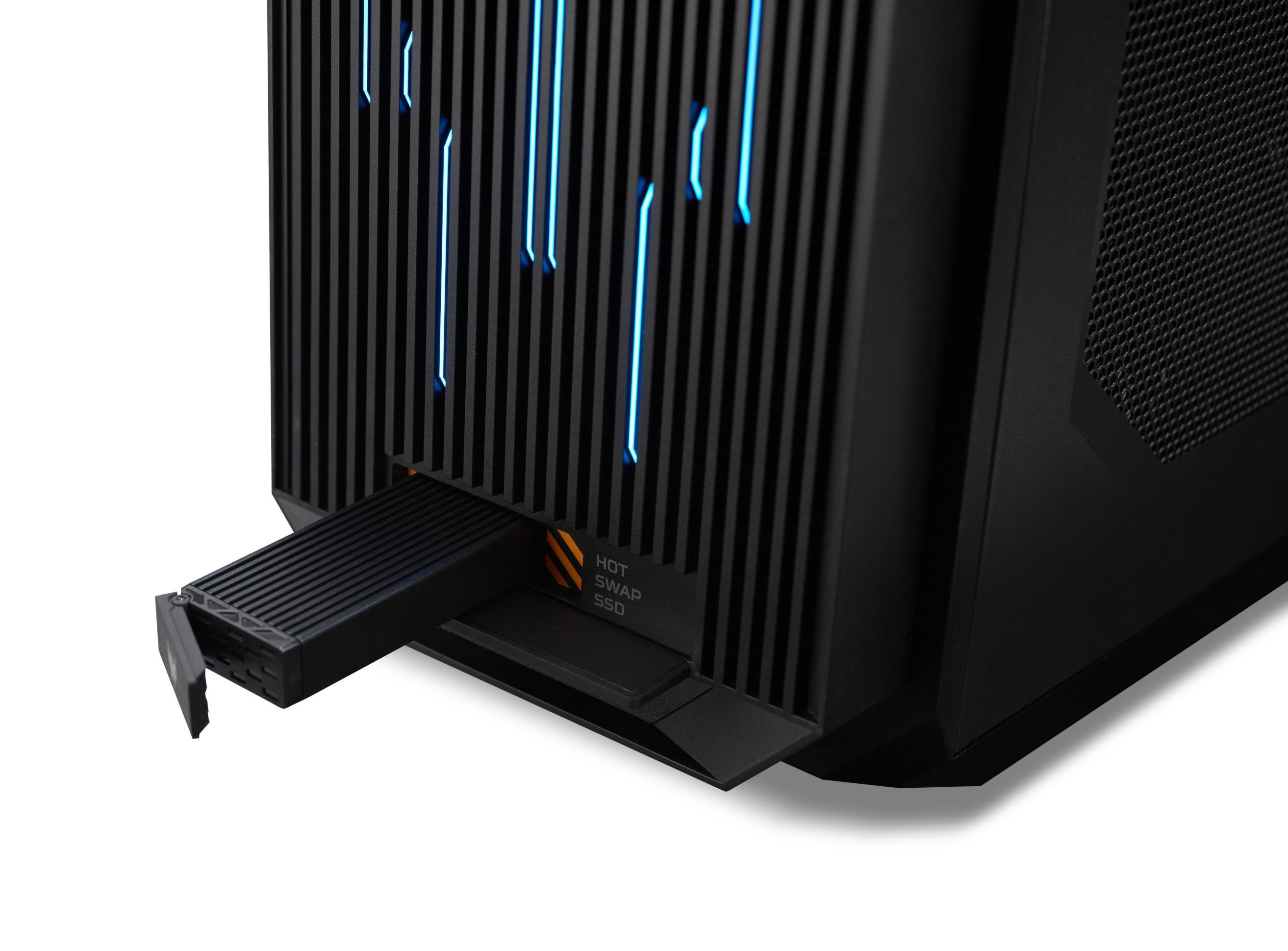 Nahaufnahme eines schwarzen Computerturms mit einem Hot-Swap-SSD-Steckplatz.
