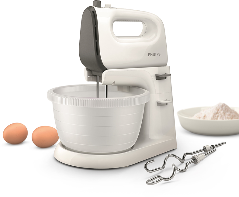 Fehér Philips kézi mixer tál, tojások és liszt fehér felületen.
