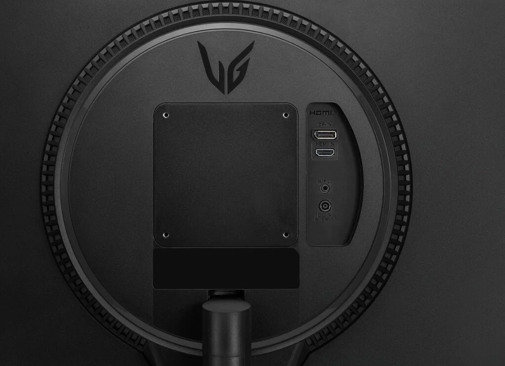 Tył czarnego monitora komputerowego. Posiada porty HDMI, DP, audio i logo LG u góry.