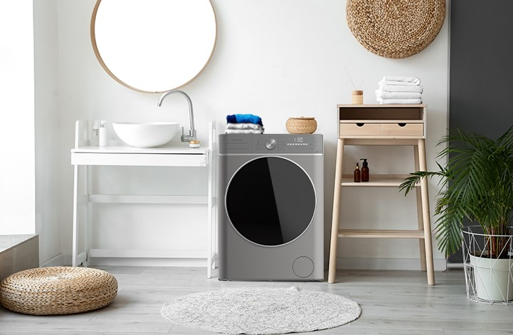 Baño con lavadora, lavabo, espejo y elementos decorativos.