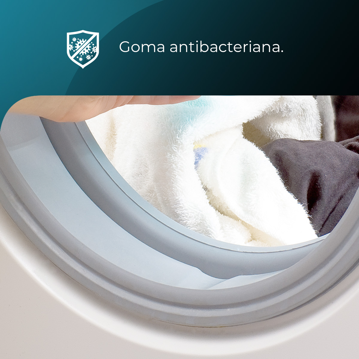 Una mano que alcanza una lavadora con un sello de goma.