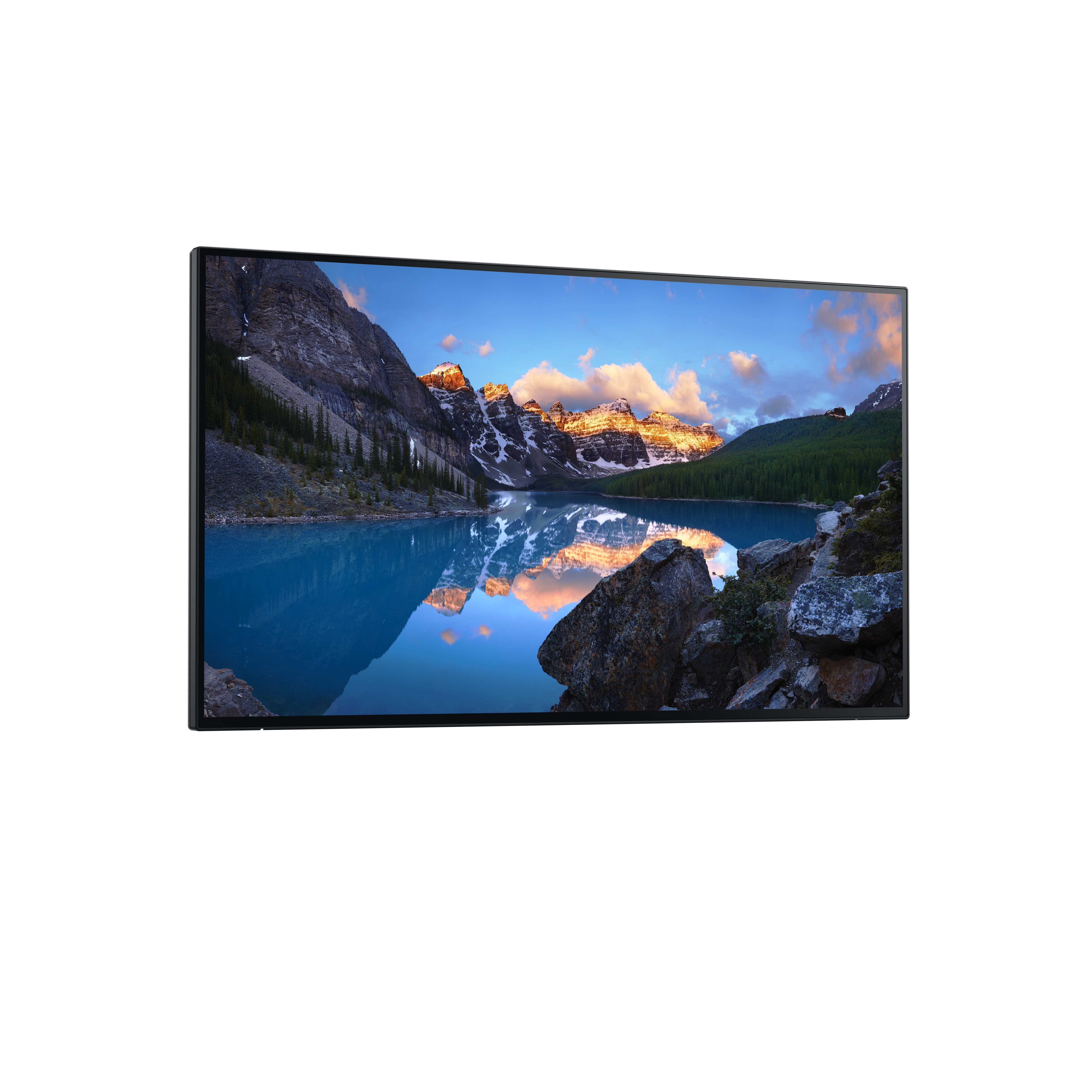 Ein Monitor zeigt einen malerischen See, umgeben von Bergen. Das Wasser reflektiert den Himmel und die Berggipfel.