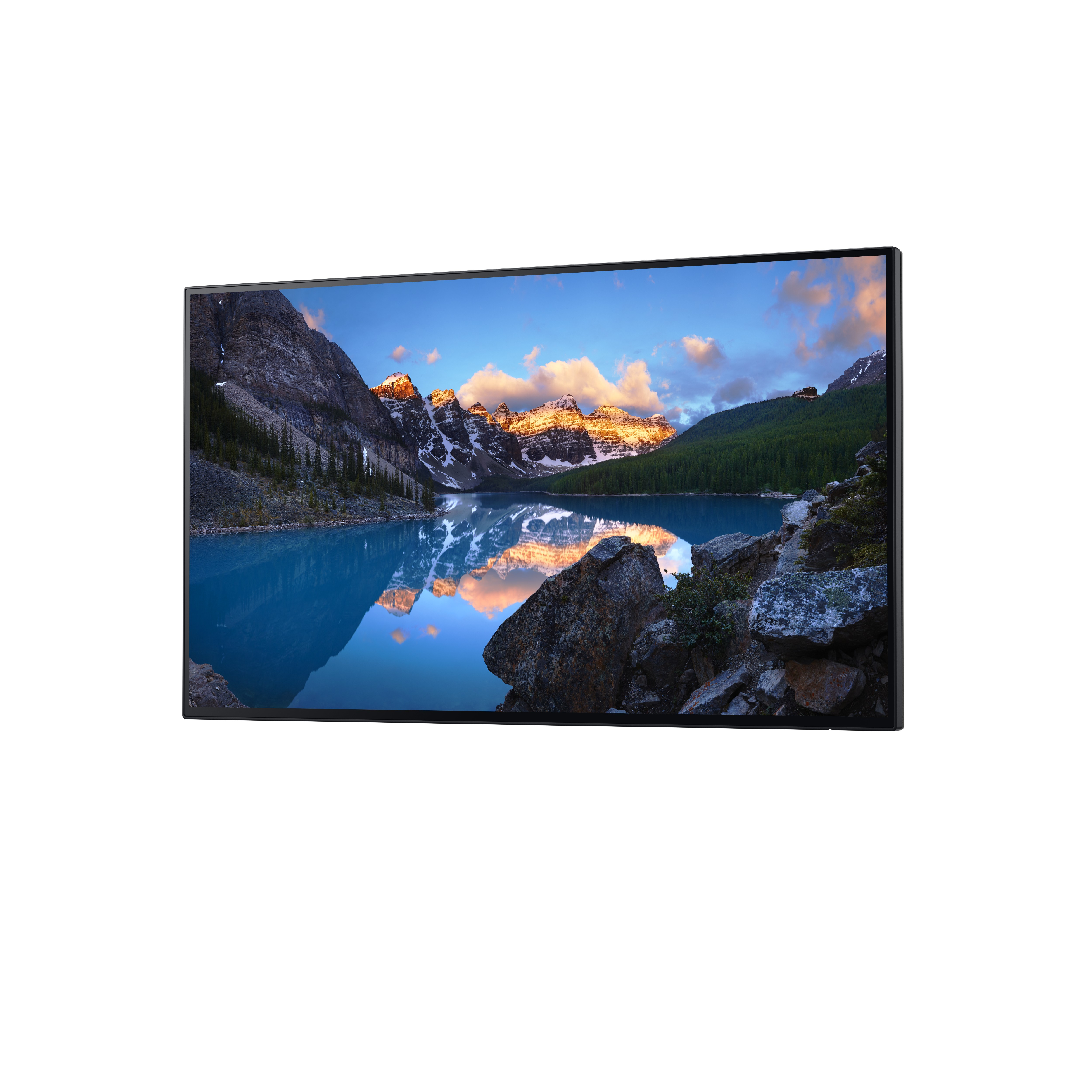 Ein Monitor zeigt einen See, umgeben von Bergen. Das Wasser spiegelt die Berge wider. Felsen sind im Vordergrund.