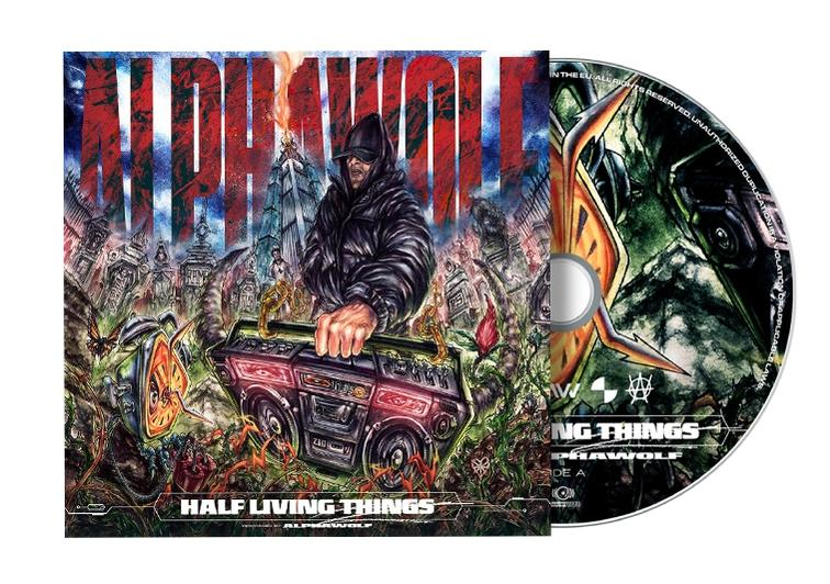 Ein Albumcover und eine CD von Alpha Wolf mit einem Mann in schwarzer Jacke in einer Stadtszene.