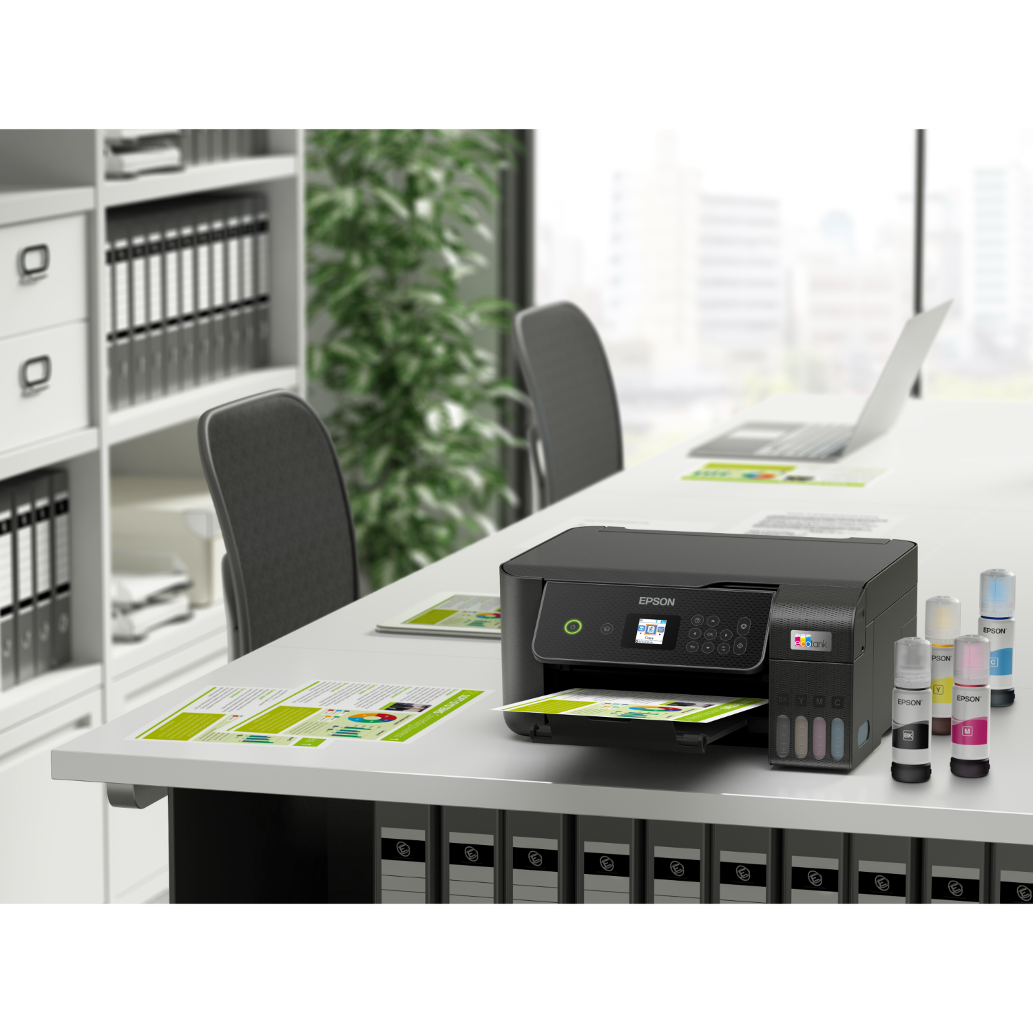 Epson printer op een bureau met inktflessen en afdrukken, in een heldere kantooromgeving.