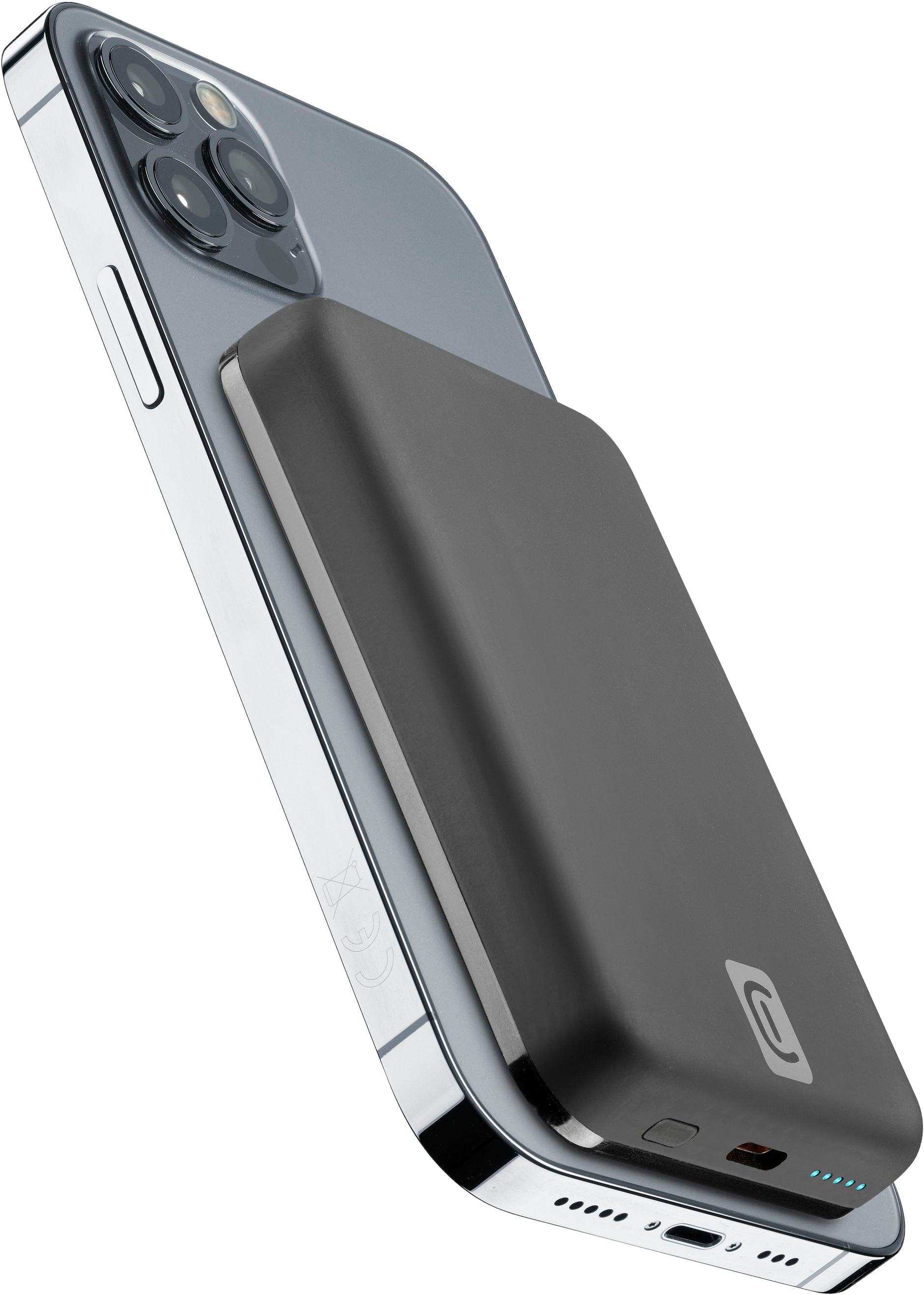 Batterie externe noire attachée à un téléphone argenté.