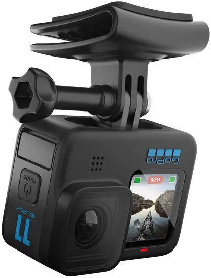 Caméra d'action GoPro noire avec accessoires. Elle est inclinée vers le haut et sur fond blanc.