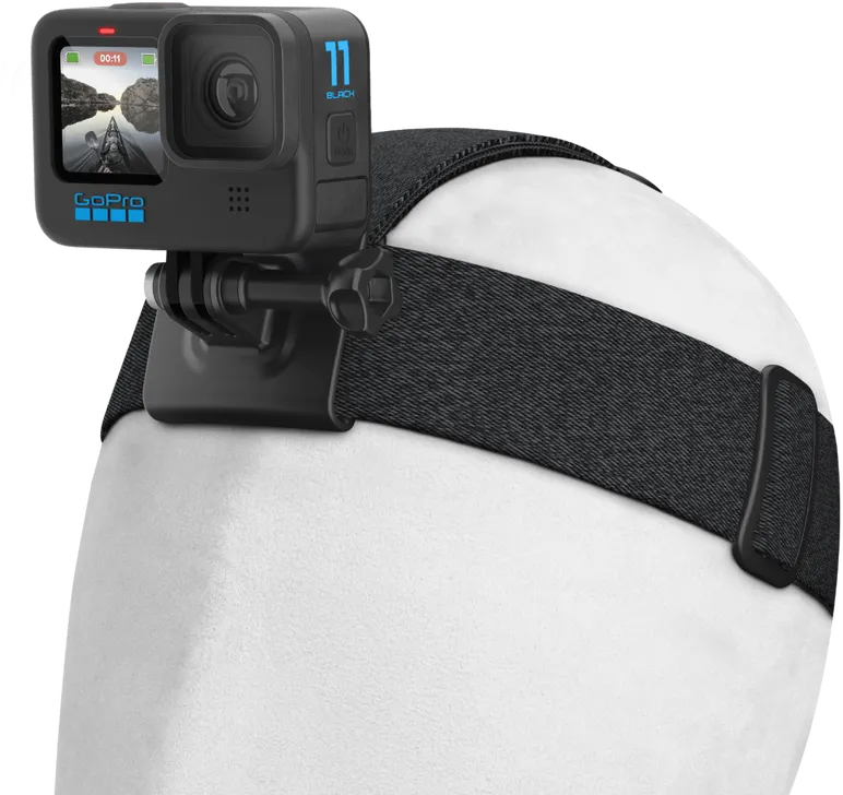 Caméra GoPro noire sur bandeau, montée sur tête blanche, écran montrant kayak.