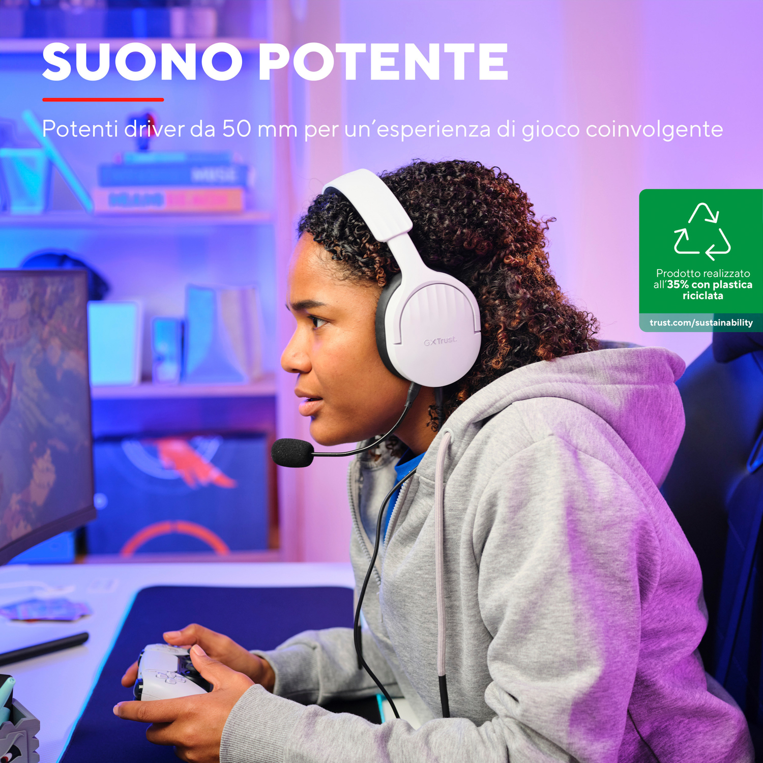 Donna con cuffie che gioca, tiene un controller.