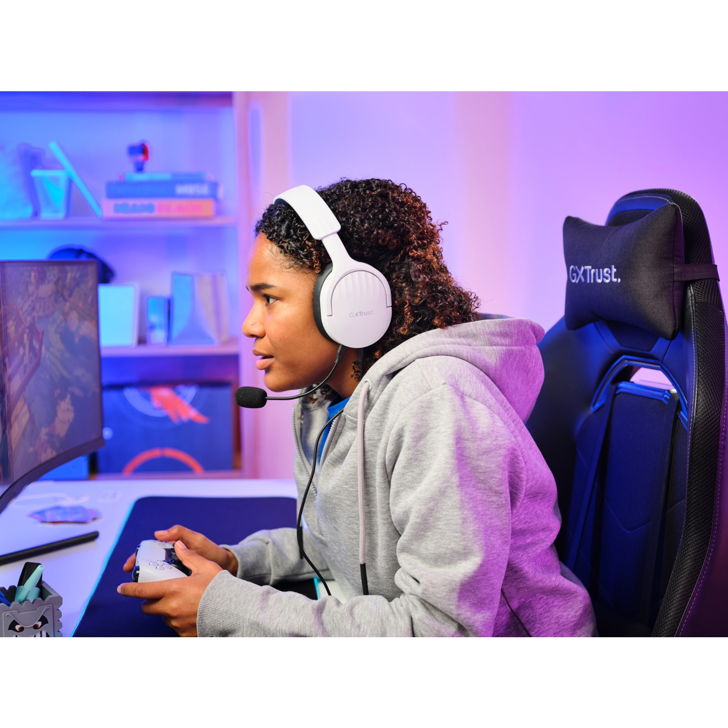 Una persona con cuffie bianche che usa un controller, che gioca a un videogioco.