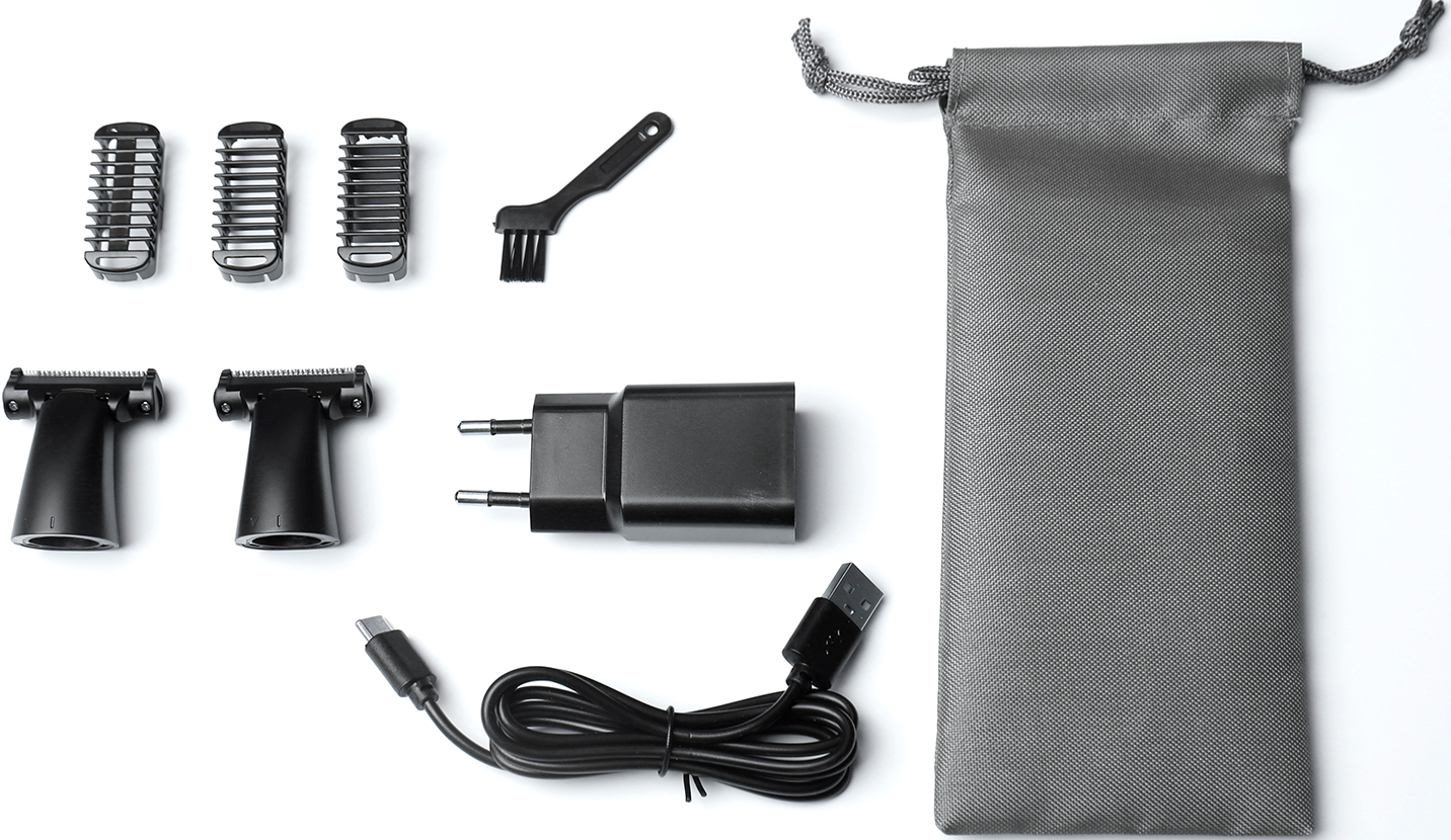 Kit de toilettage avec divers accessoires, chargeur et une pochette grise.