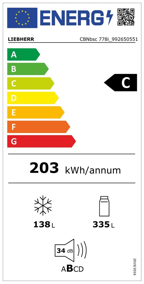 Egy energia címke fekete 'C' besorolással és adatokkal a Liebherr hűtőről.