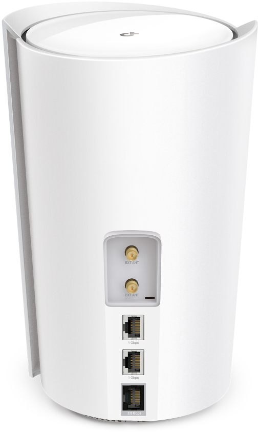 Fehér router három porttal, két antenna porttal, fehér háttéren.