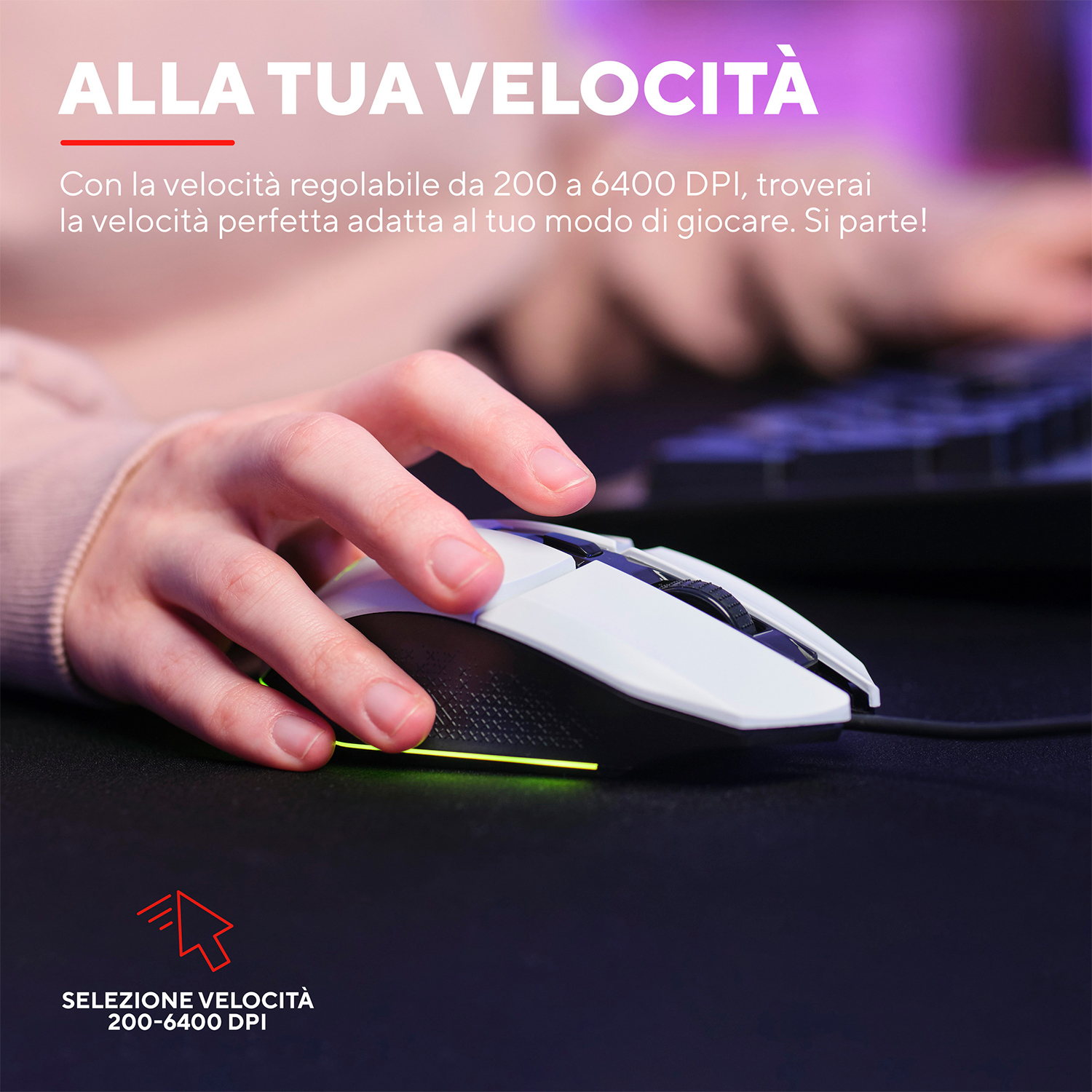 Una mano tiene un mouse da gioco bianco con rotella nera e base luminosa.
