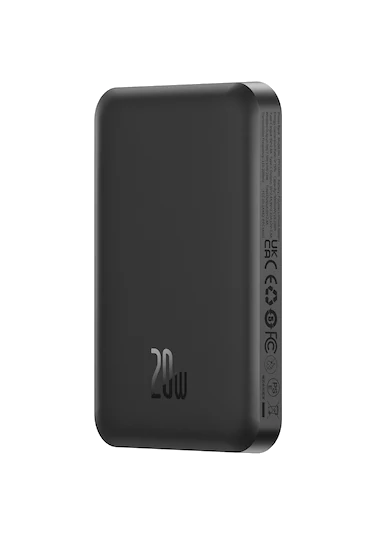 Siyah 20W powerbank. Ön yüzünde 20W etiketi var. Arkasında yazı ve bir port var.