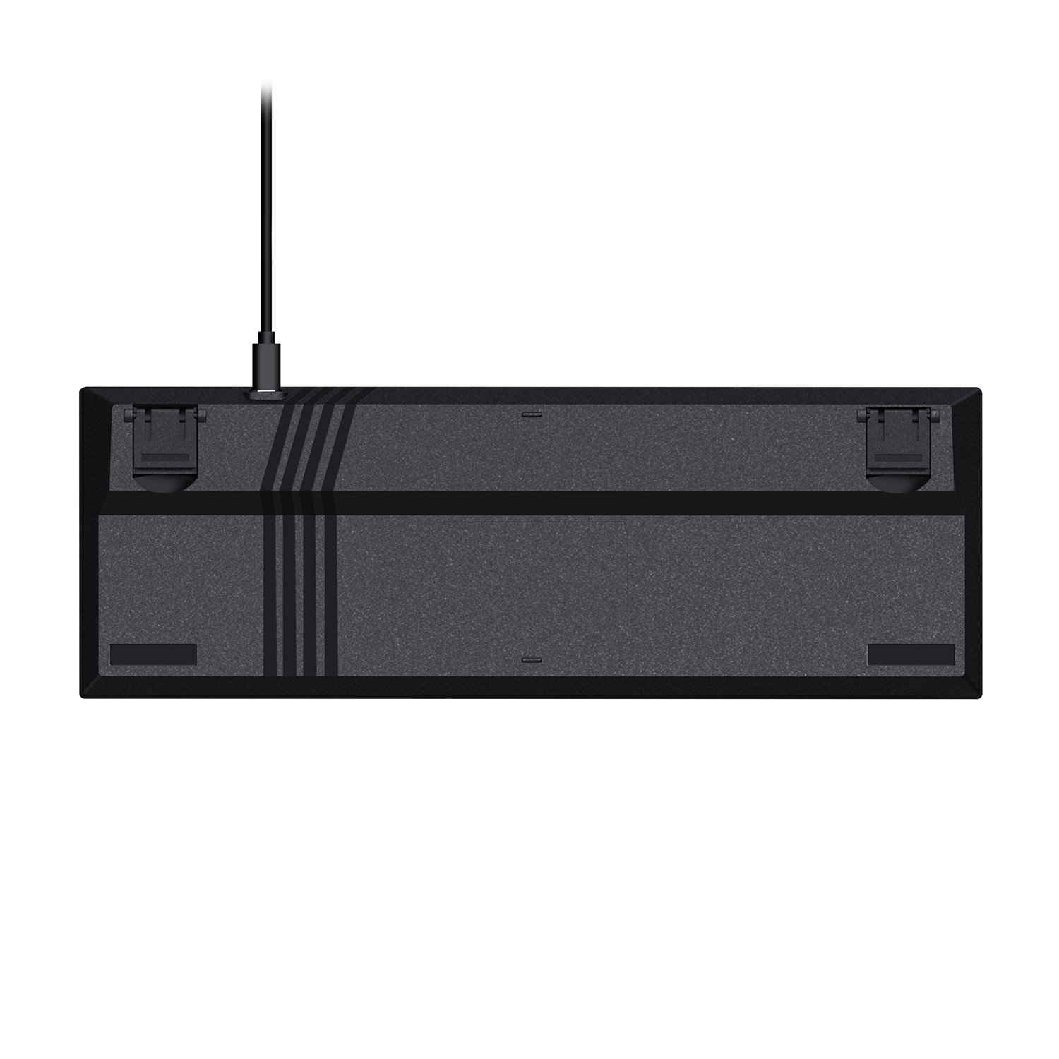 Vista inferiore di una tastiera nera con cavo USB-C, con tre strisce.