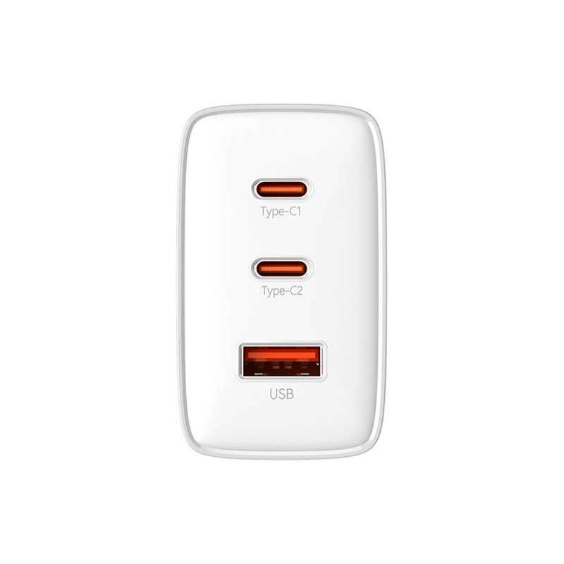 Üç bağlantı noktalı beyaz bir şarj cihazı: Tip-C1, Tip-C2 ve USB.