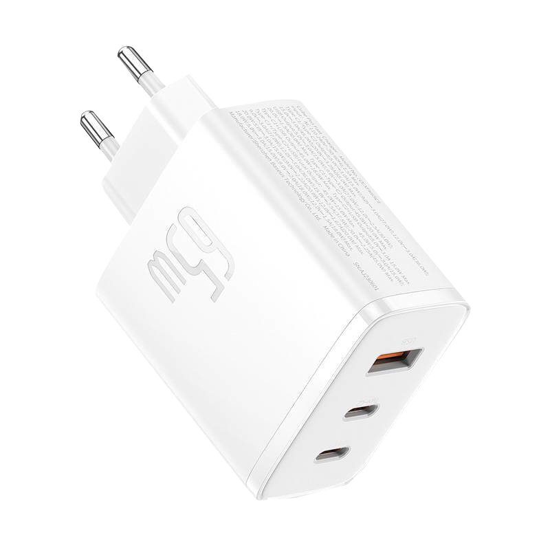 İki USB bağlantı noktasına ve bir USB-C bağlantı noktasına sahip beyaz 65W şarj cihazı.