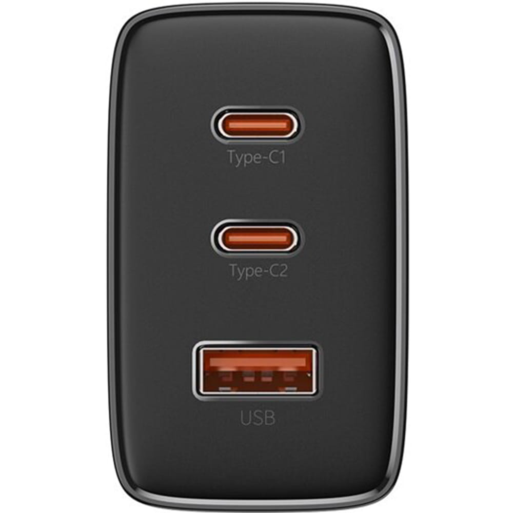 Üç bağlantı noktalı siyah USB şarj cihazı: iki Tip-C ve bir USB, beyaz zemin üzerinde.