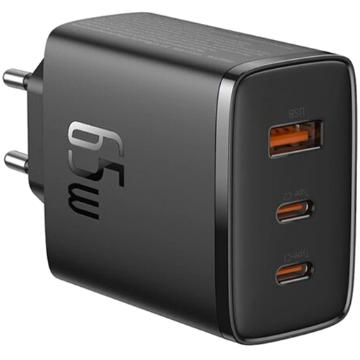 Siyah bir yüzeyde iki USB-C ve bir USB-A olmak üzere üç bağlantı noktasına sahip siyah bir 65W şarj cihazı.