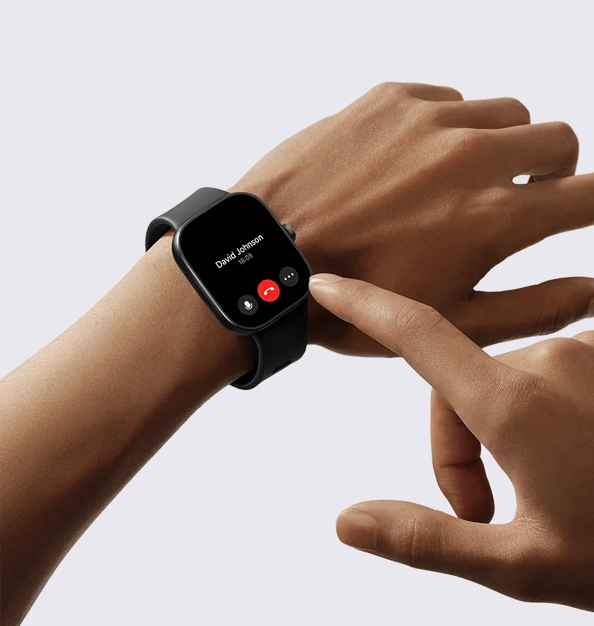 Main avec smartwatch affichant un appel de David Johnson, avec bouton rouge de refus.