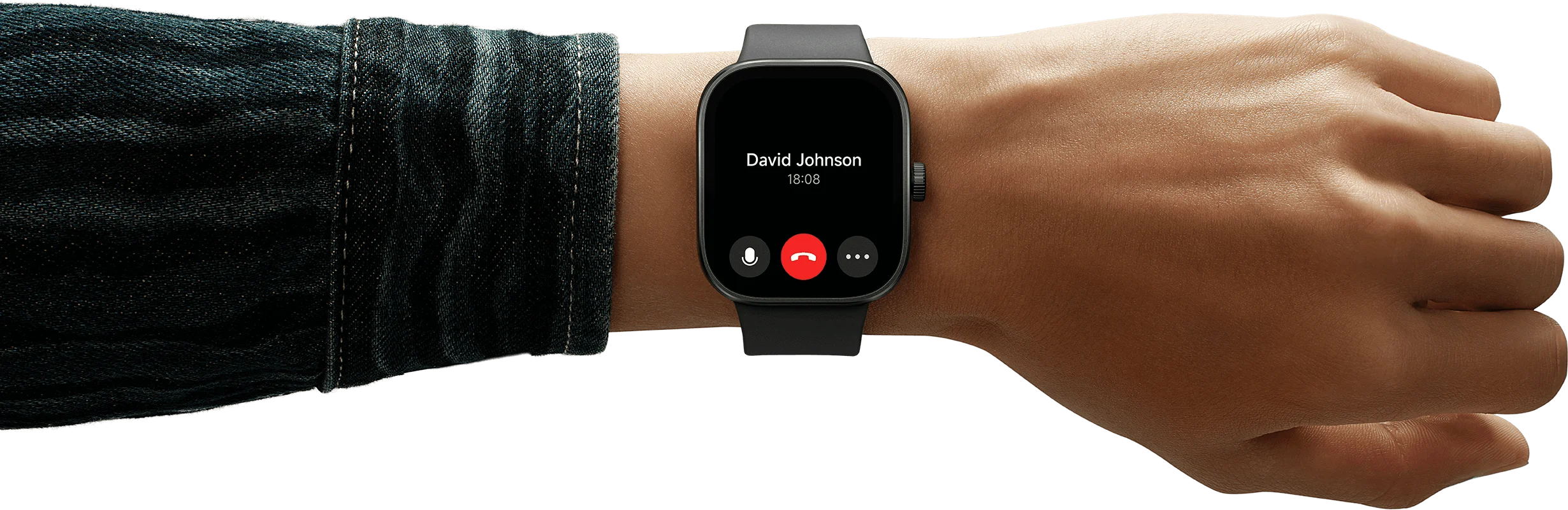 Une montre connectée noire est au poignet. Un appel est en cours avec David Johnson.