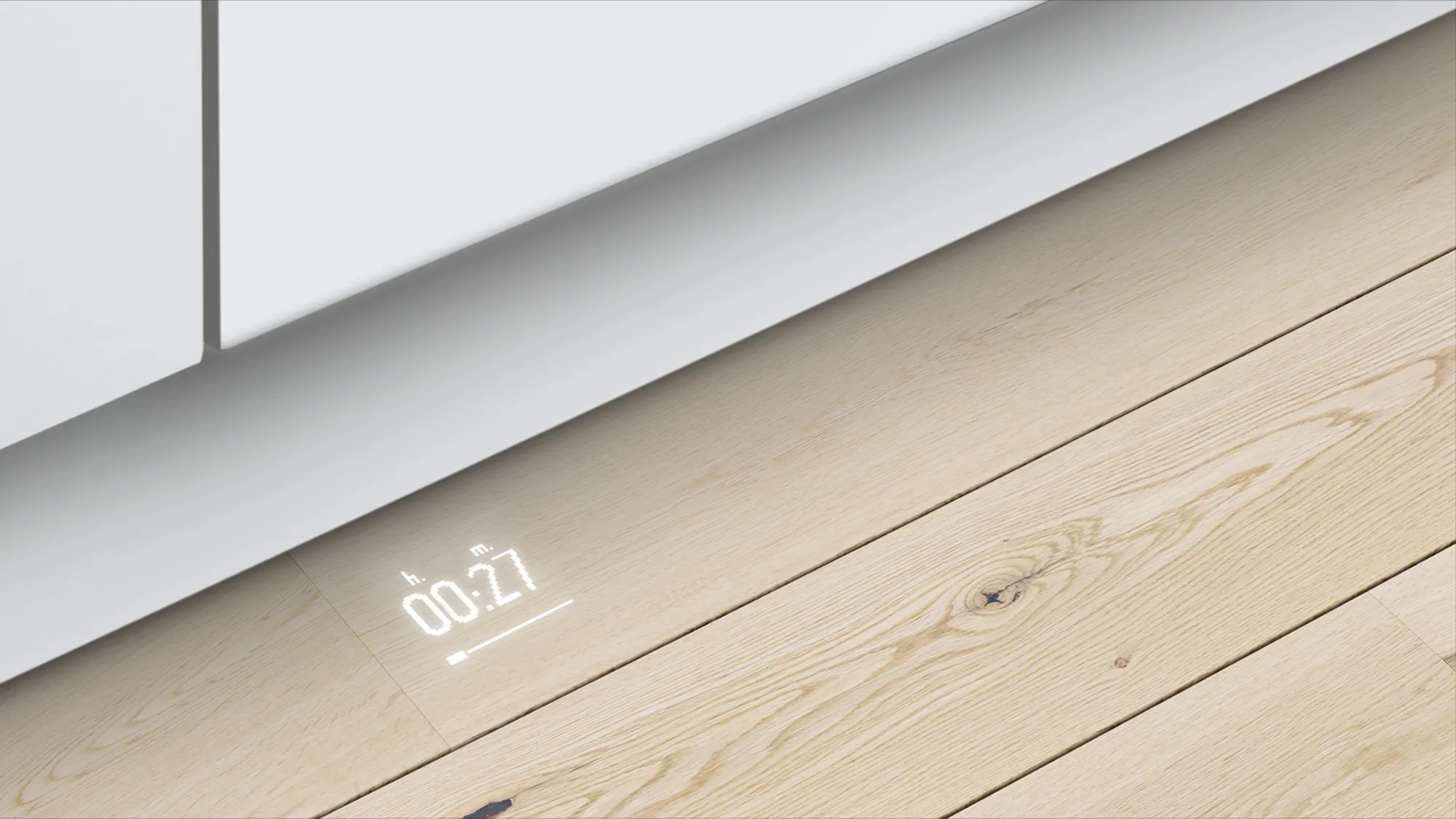Un display dell'ora è proiettato sul pavimento accanto a un mobile bianco e un pavimento in legno.