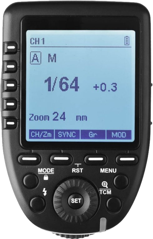 Un déclencheur de flash noir avec écran LCD affichant 1/64, +0.3 et Zoom 24mm.
