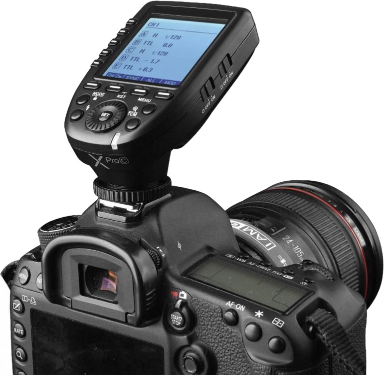 Appareil photo noir avec un déclencheur de flash sans fil sur le dessus. Objectif fixé.