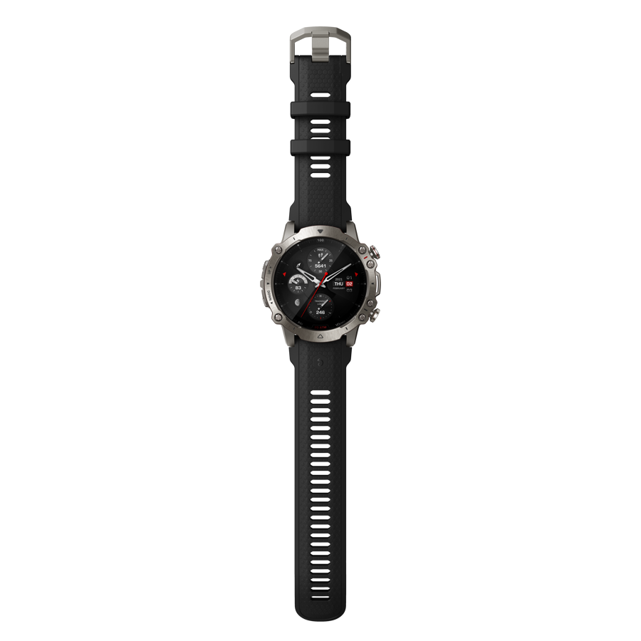 Siyah kayışlı, gümüş çerçeveli ve siyah arka planlı Garmin Fenix saati.
