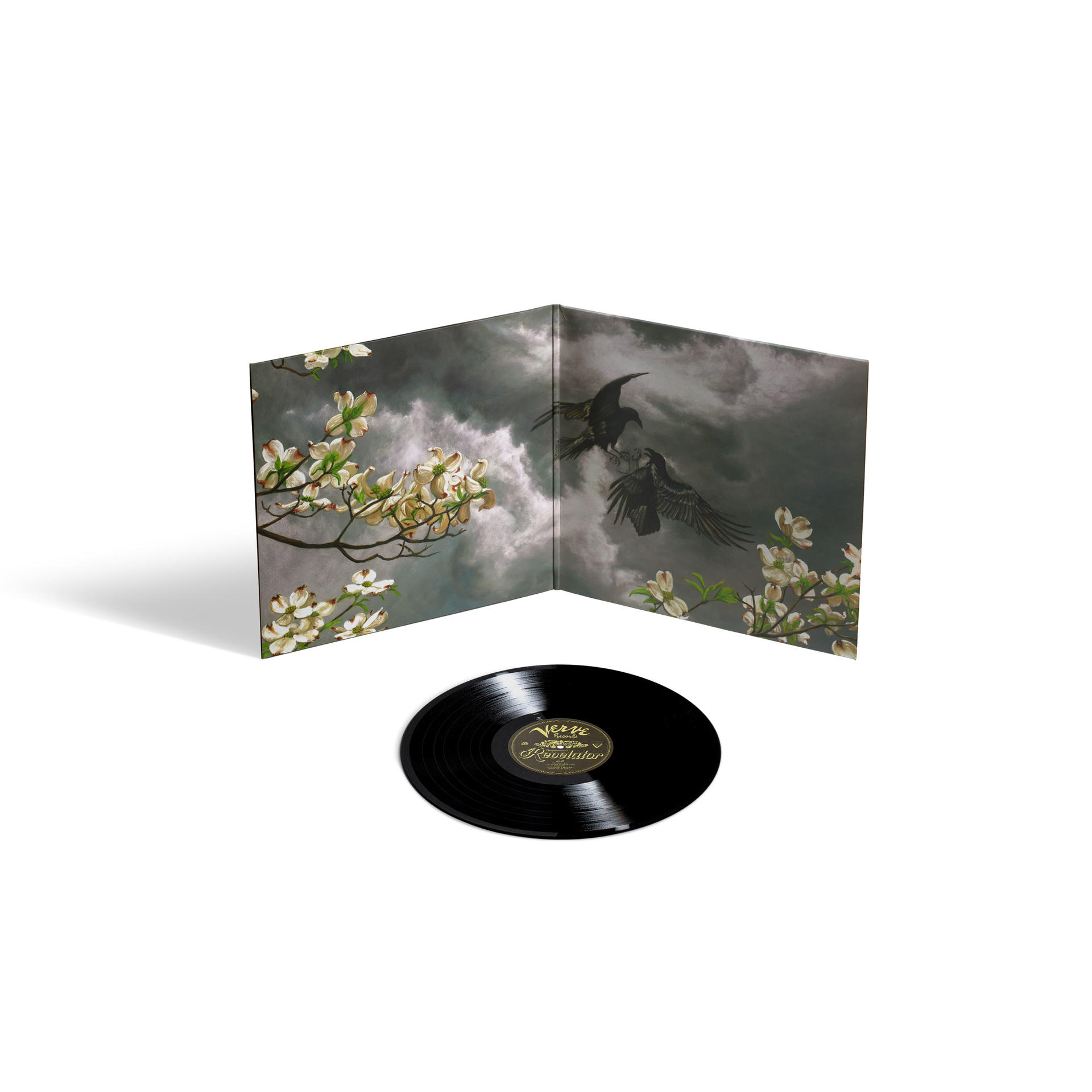 Vinylplatte mit Kunstwerk von Raben in stürmischem Himmel und weißen Blütenzweigen.