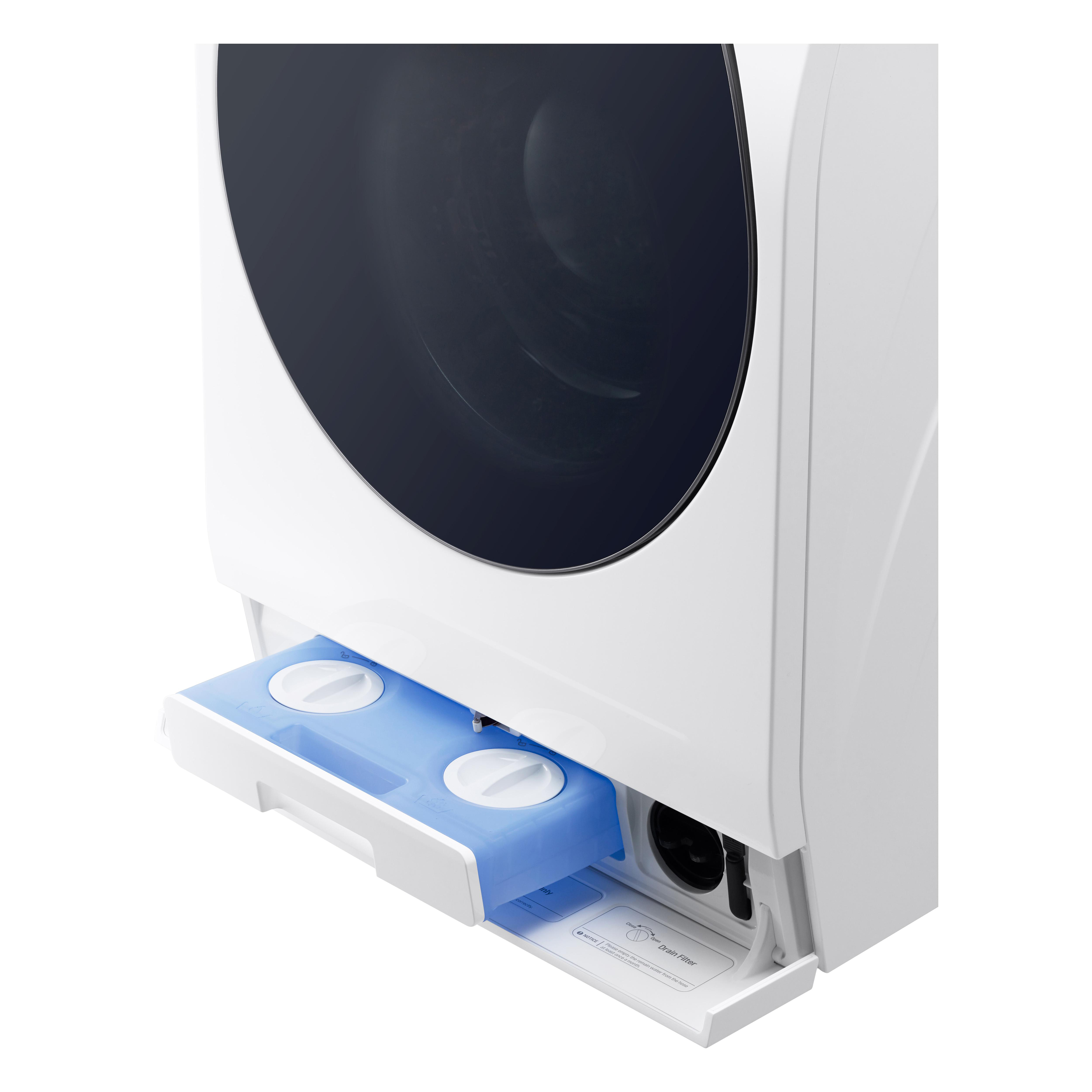 Weiße Waschmaschine mit teilweise herausgezogener blauer Waschmittelschublade. Weißer Hintergrund.