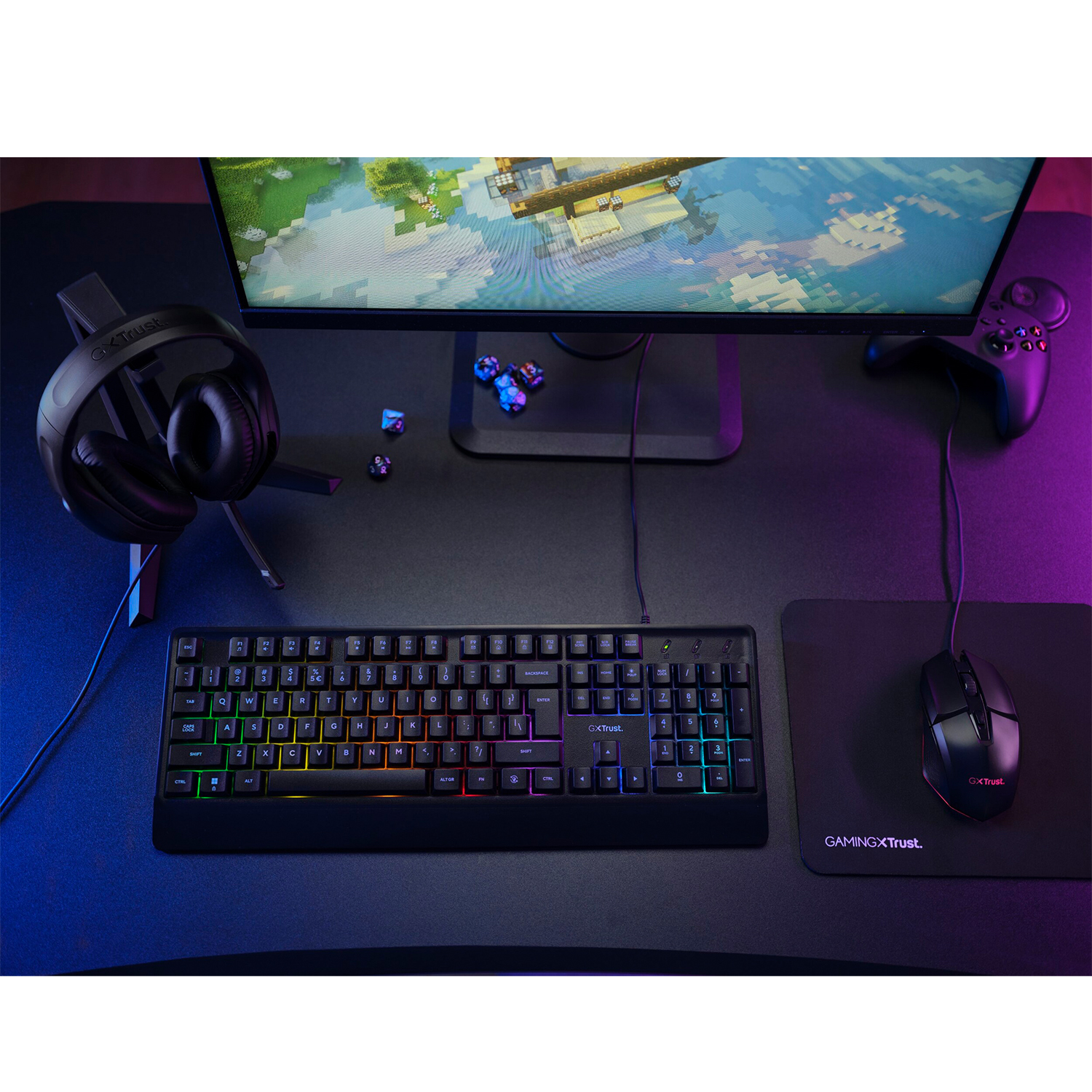 Configurazione gaming con tastiera, mouse, cuffie e monitor.