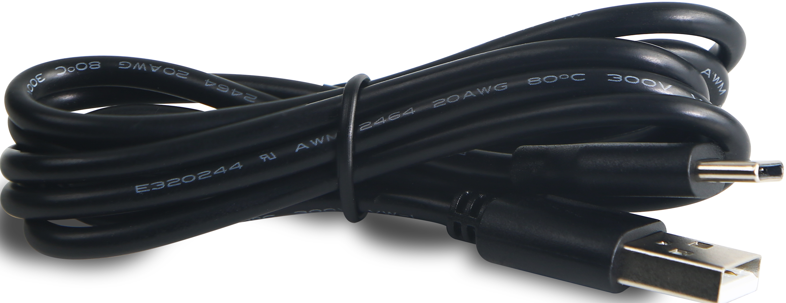 Câble USB noir avec deux connecteurs, enroulé sur une surface blanche.