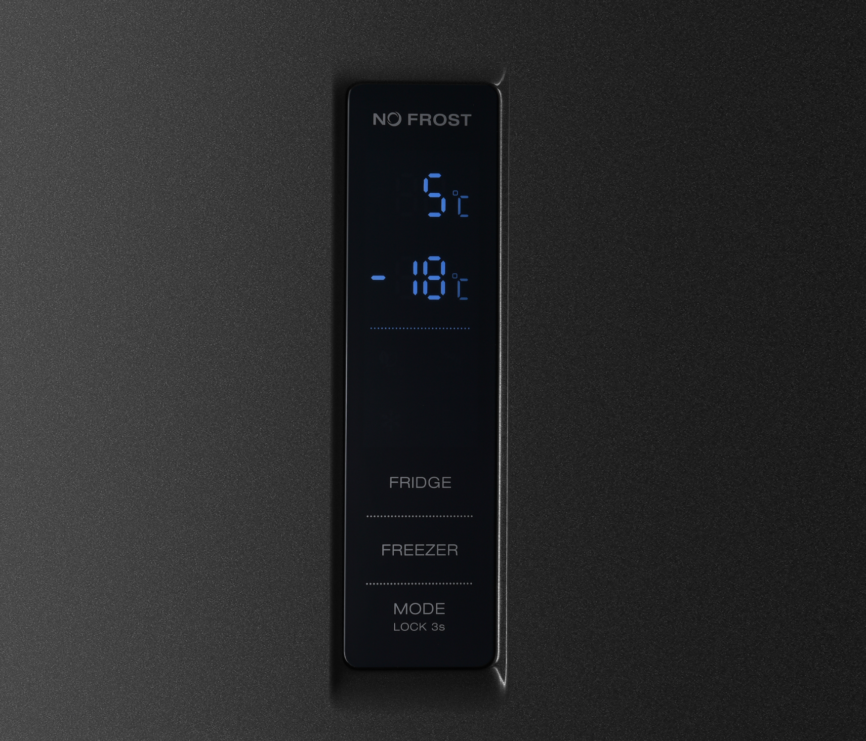 Digitaal display van een koelkast met de temperaturen van koelkast en vriezer. Donkergrijze achtergrond.