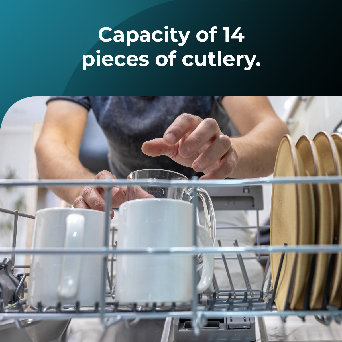 Una persona metiendo la mano en un lavavajillas con platos y tazas dentro. Texto: Capacidad de 14 cubiertos.