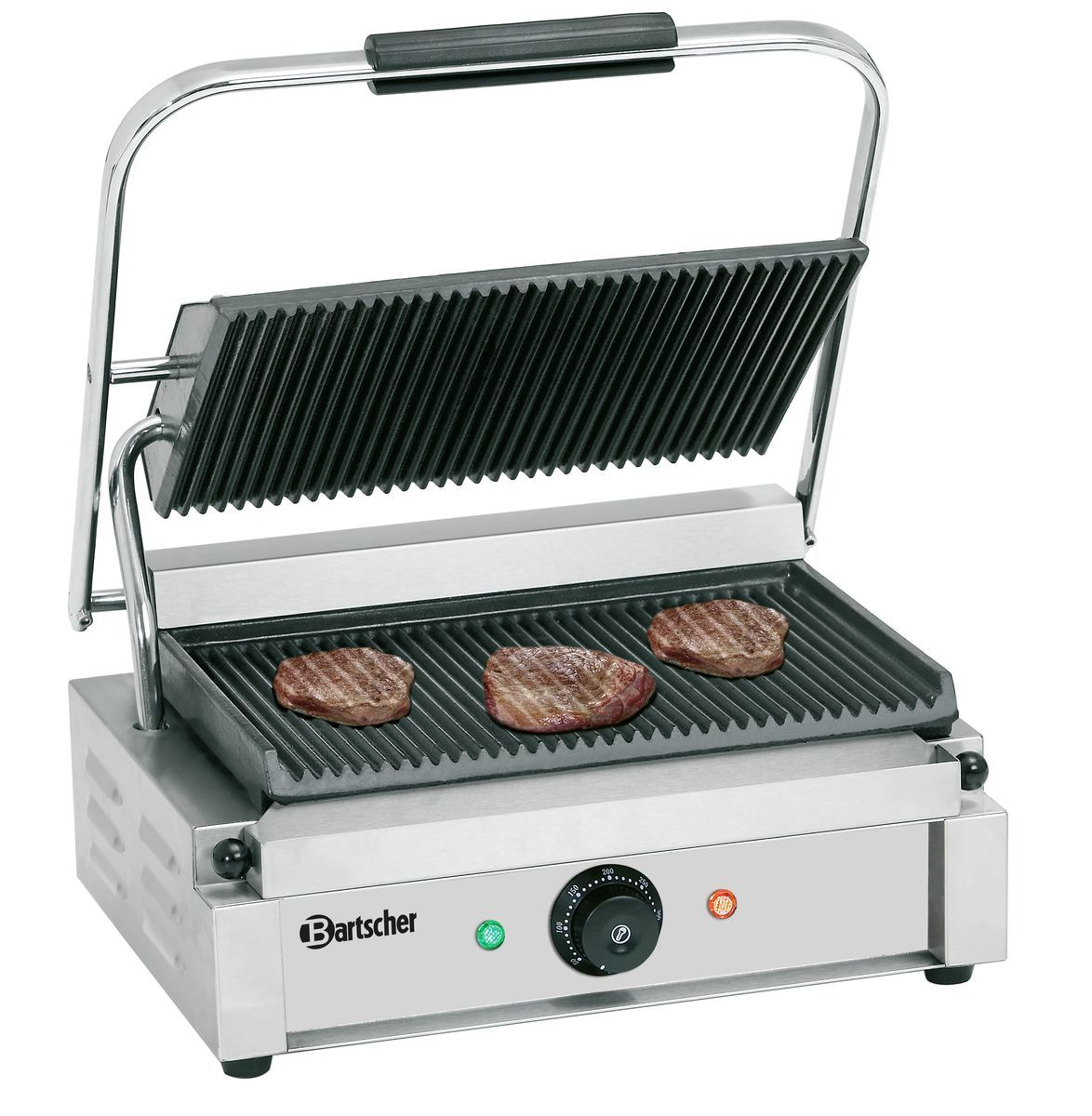 Ein kommerzieller Grill mit drei Steaks. Der Grill ist silberfarben und hat einen schwarzen Griff. Steaks sind braun und grillmarkiert.