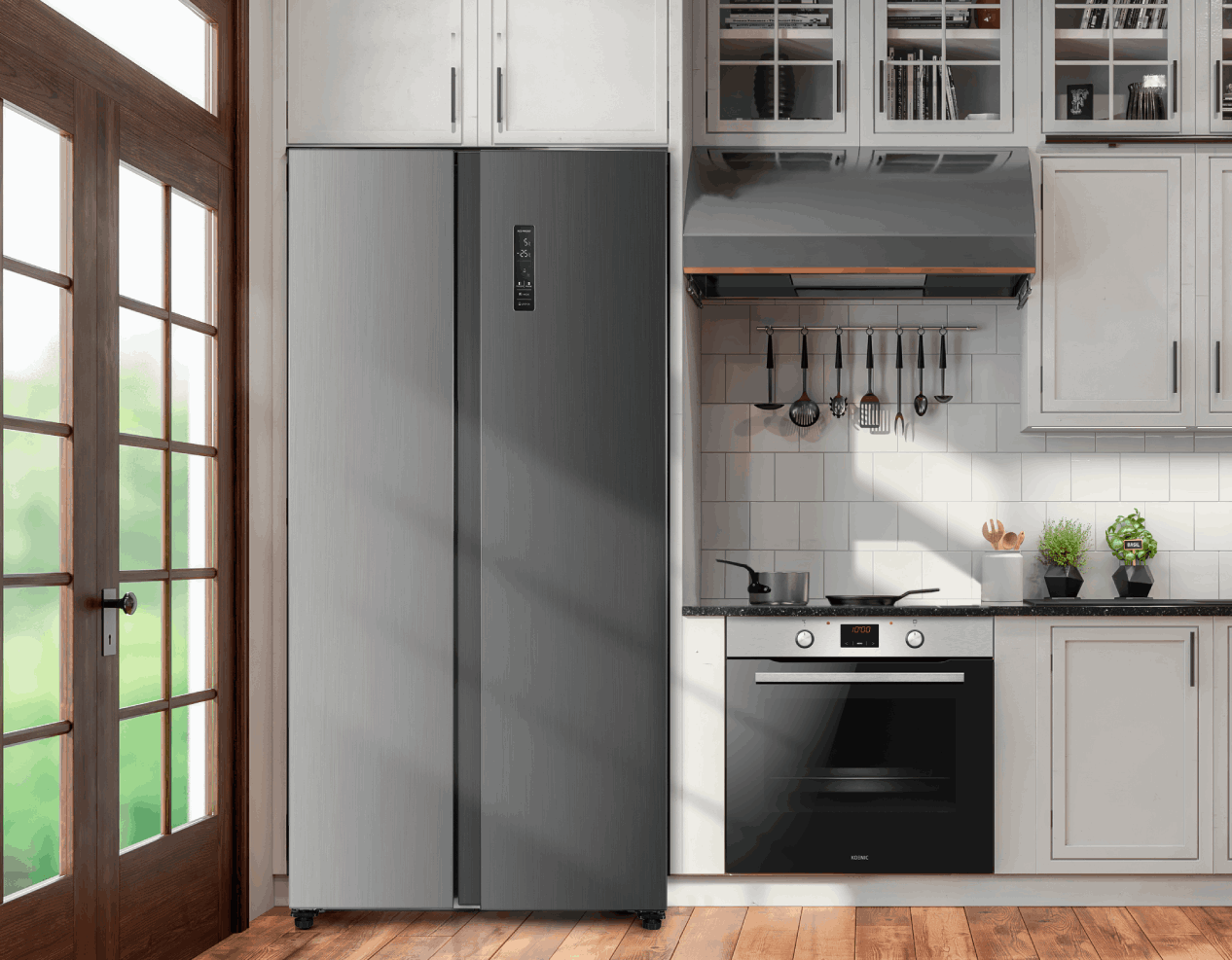 Cocina con nevera de acero inoxidable, horno y armarios blancos, una puerta de madera está abierta.