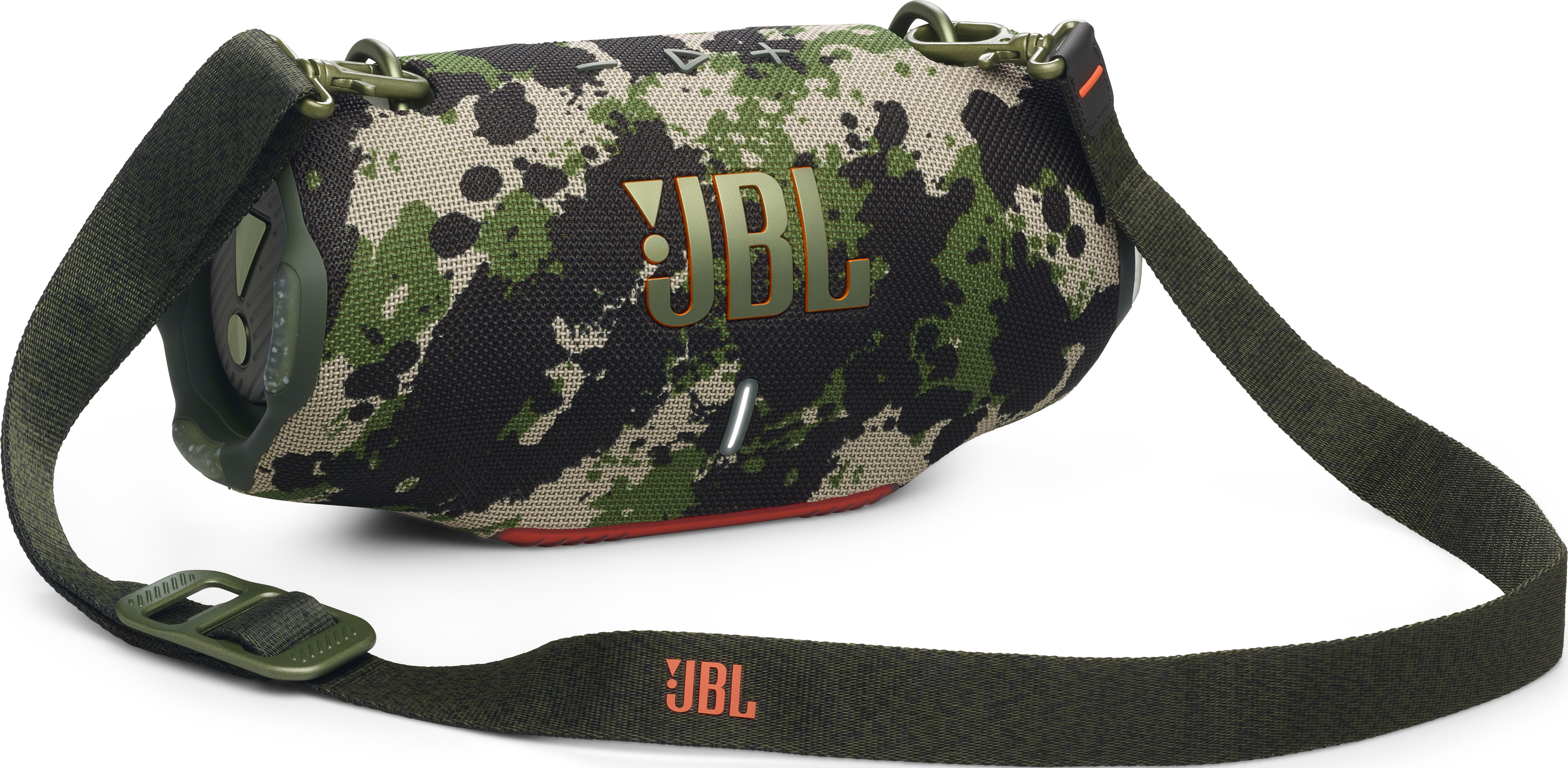 Ein JBL-Lautsprecher mit Tarnmuster und Schultergurt, vor weißem Hintergrund platziert.