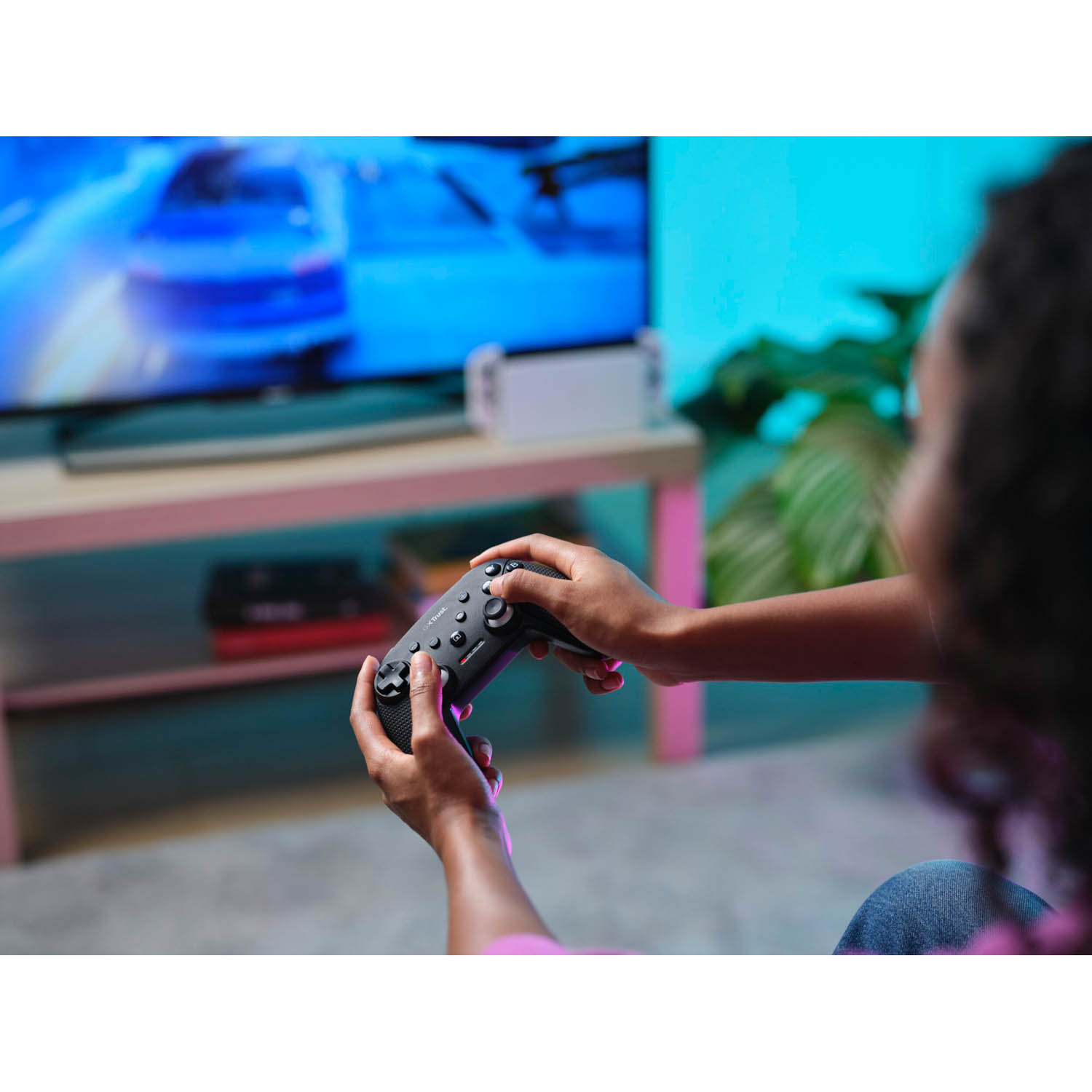 Persona che gioca a un videogioco con un controller in mano.