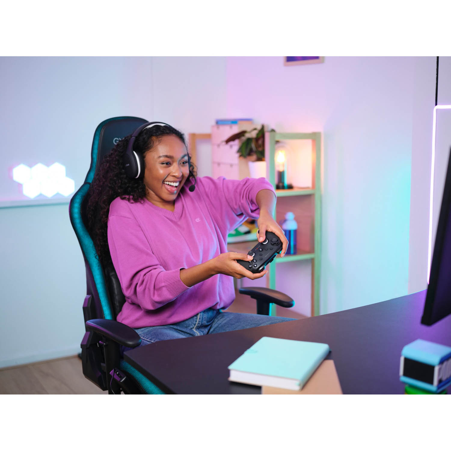 Una donna sta giocando con un controller, indossando delle cuffie. Lo sfondo ha luci da gioco.