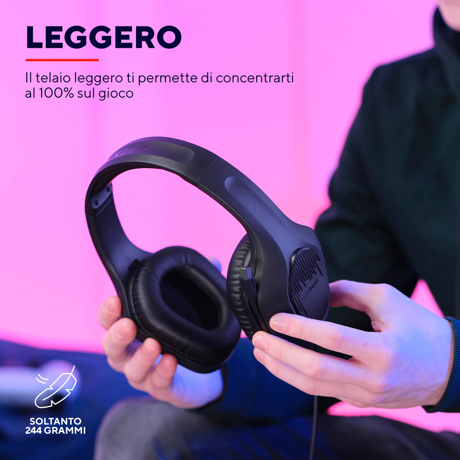 Una cuffia nera tenuta da una persona.