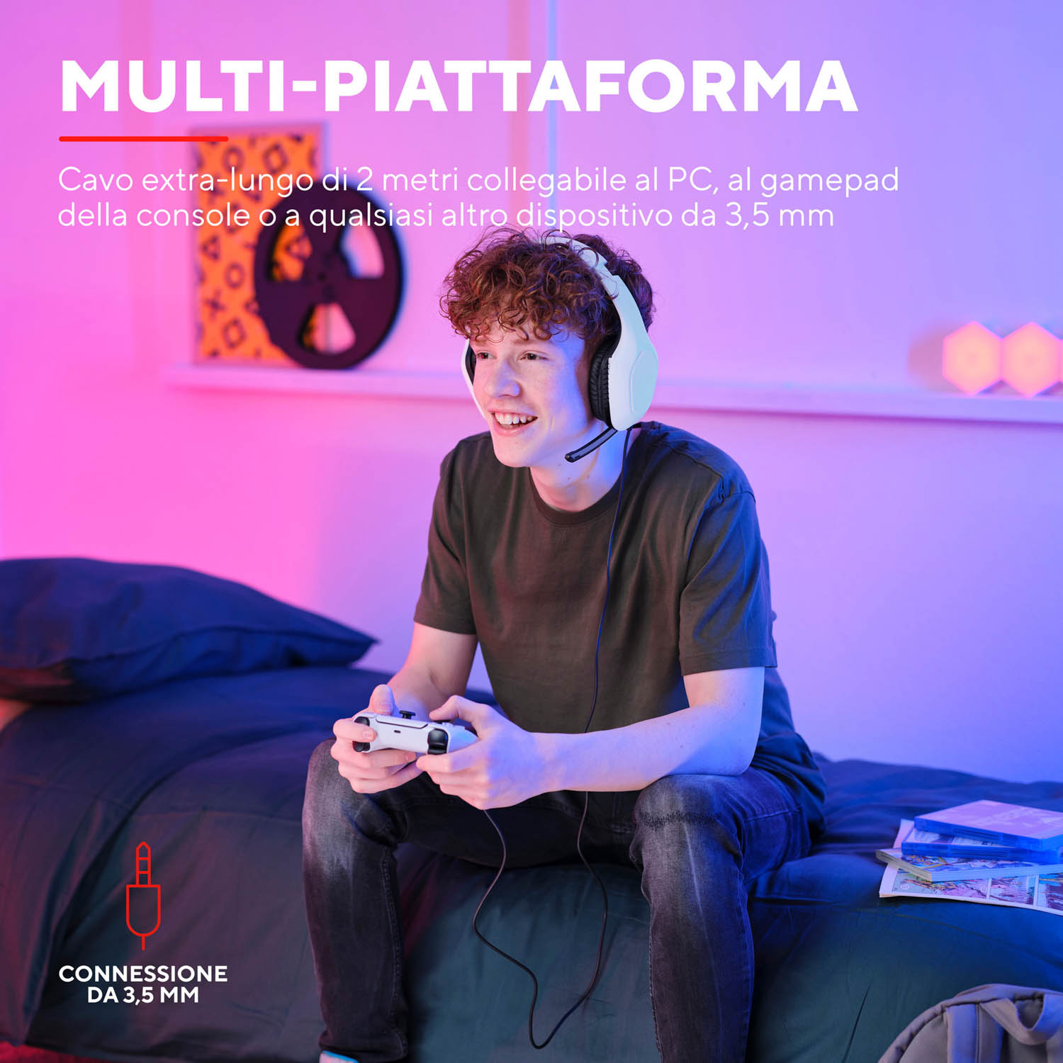 Un giovane seduto sul letto con un controller. Indossa una cuffia. Testo in italiano sopra di lui.