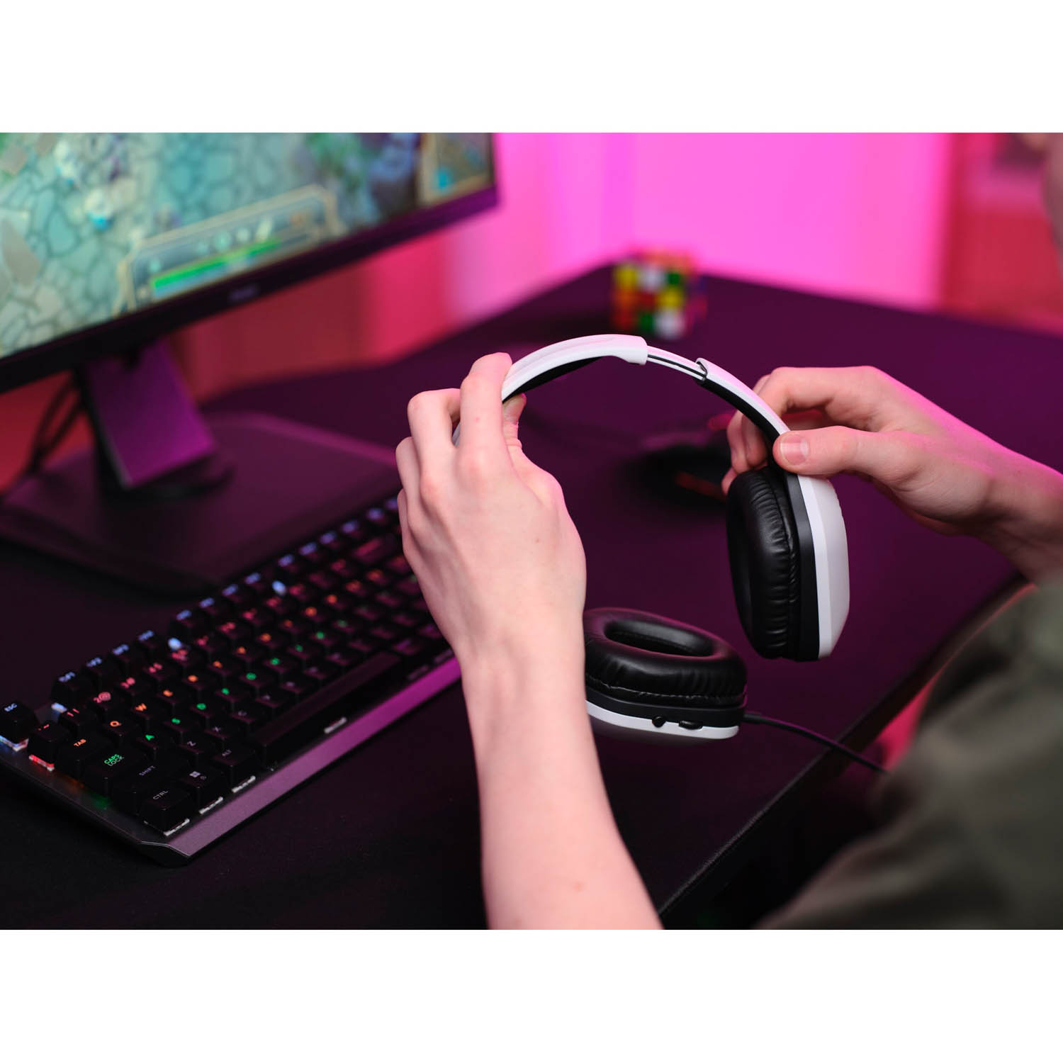 Una donna gioca a un videogioco con un controller nero, in una stanza.
